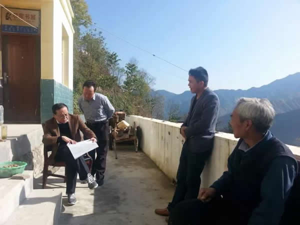 隴運集團公司董事長、黨委書記李寅祥率相關人員專程前往精準扶貧點進行深入調研