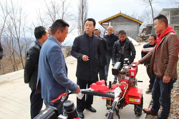 隴運集團(tuán)公司開展支援寧強村春耕生產(chǎn)捐贈農(nóng)機活動