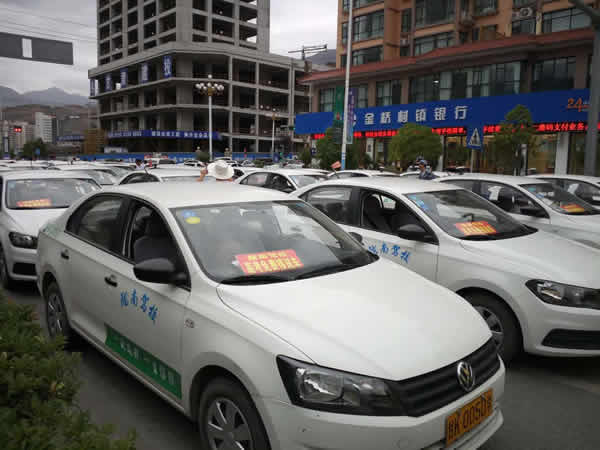 愛心送考 奉獻(xiàn)社會(huì)