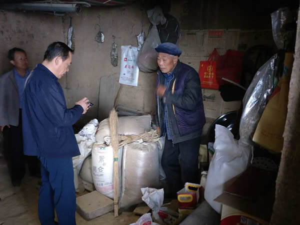 隴運(yùn)集團(tuán)公司黨委書(shū)記、董事長(zhǎng)李寅祥同志深入琵琶鎮(zhèn)寧強(qiáng)村開(kāi)展幫扶工作