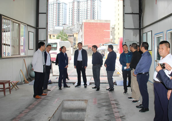 市安委辦主任、安監(jiān)局局長(zhǎng)李永宏一行到隴運(yùn)集團(tuán)公司檢查指導(dǎo)工作