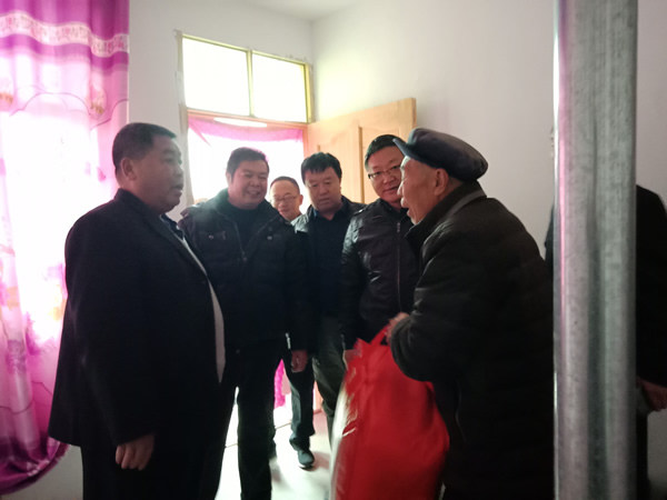 隴運(yùn)集團(tuán)公司開展“解難題、辦實(shí)事、送溫暖”主題黨日活動